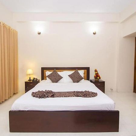 Hotel Suite Palace Baridhara Дака Екстериор снимка