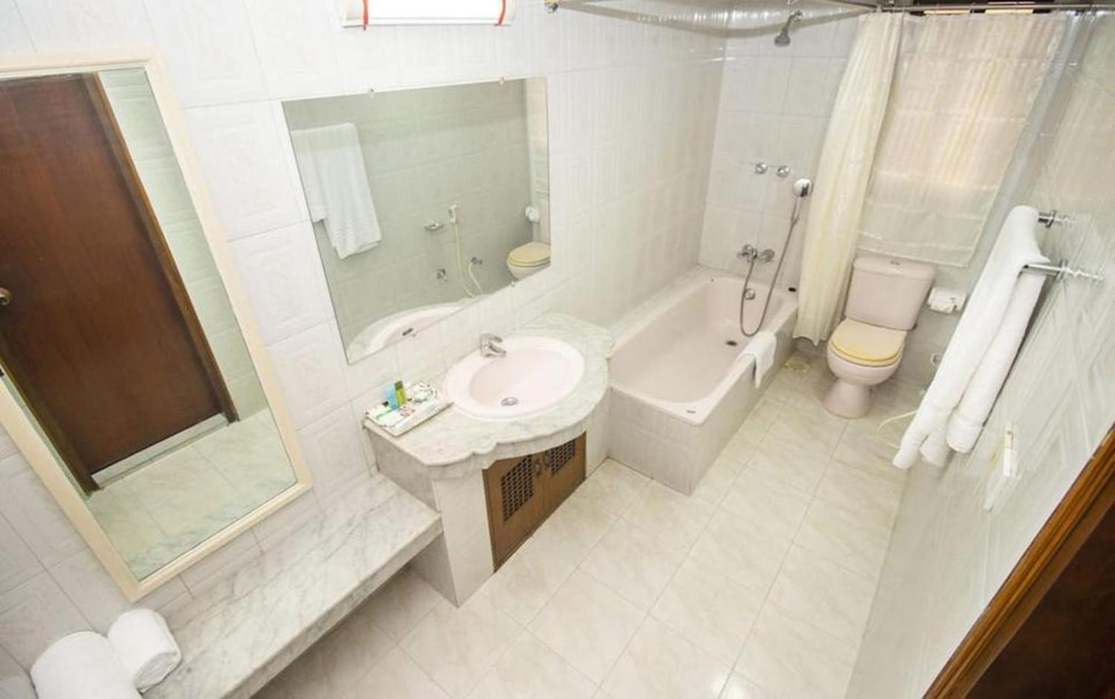 Hotel Suite Palace Baridhara Дака Екстериор снимка