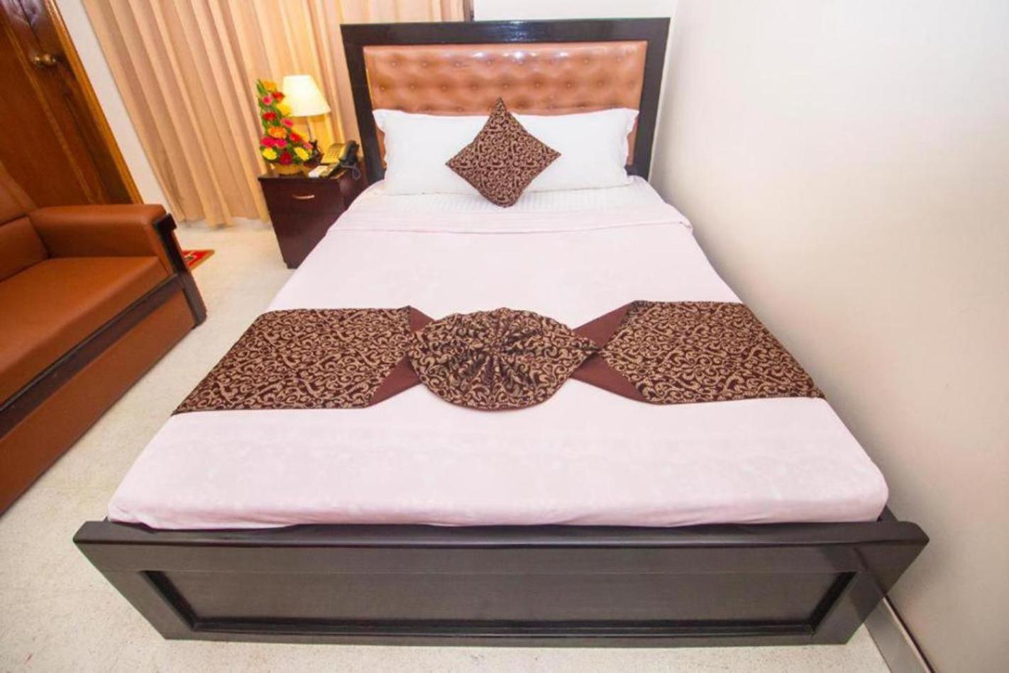 Hotel Suite Palace Baridhara Дака Екстериор снимка