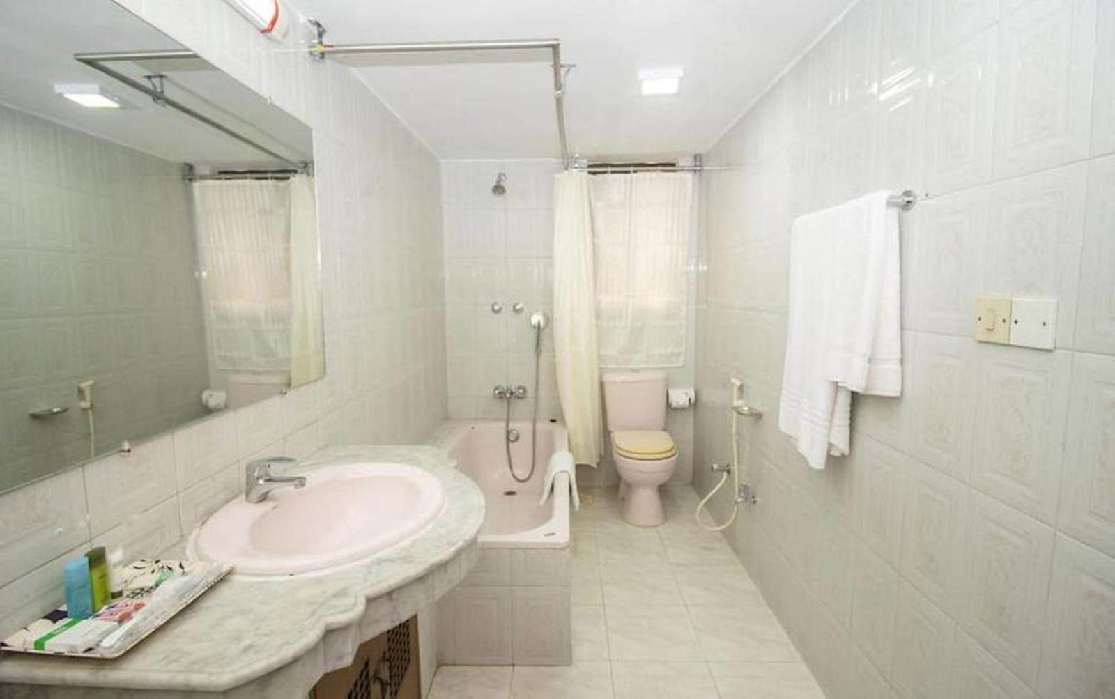 Hotel Suite Palace Baridhara Дака Екстериор снимка